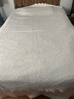 Classic White Floral Matelassé Coverlet Scallops